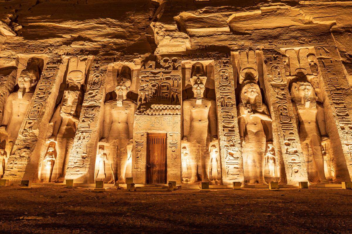 Templo de Nefertari, también conocido como templo de Hathor, en Abu Simbel, Egipto es el fruto de una de las historias de amor más legendarias de los antiguos tiempos faraónicos.