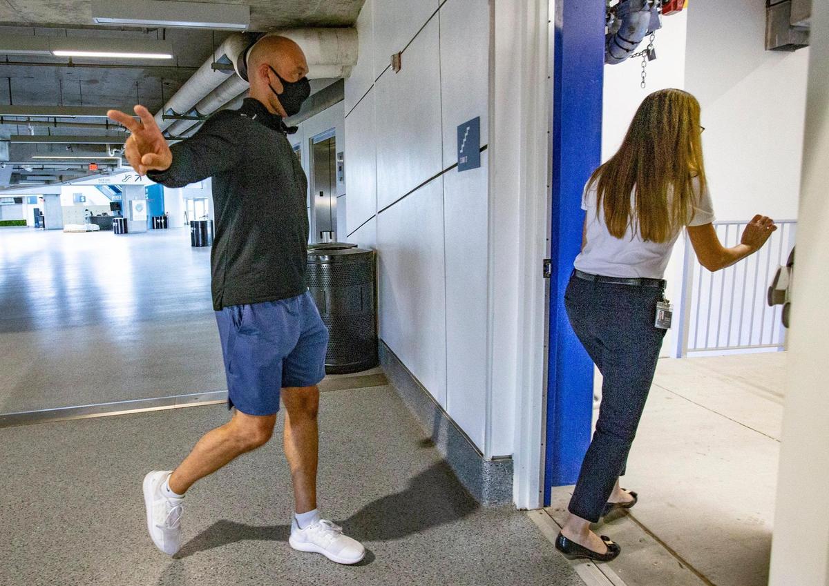 El director ejecutivo, Derek Jeter, recorre los pasillos de Marlins Park durante el primer día del campamento de entrenamiento de los Marlins el viernes 3 de julio de 2020.