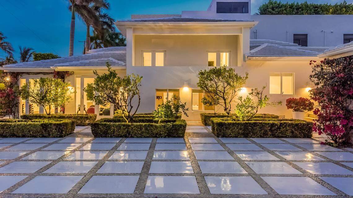 La casa frente al mar, ubicada en 3140 North Bay Road, cuenta con seis dormitorios y 7.5 baños.