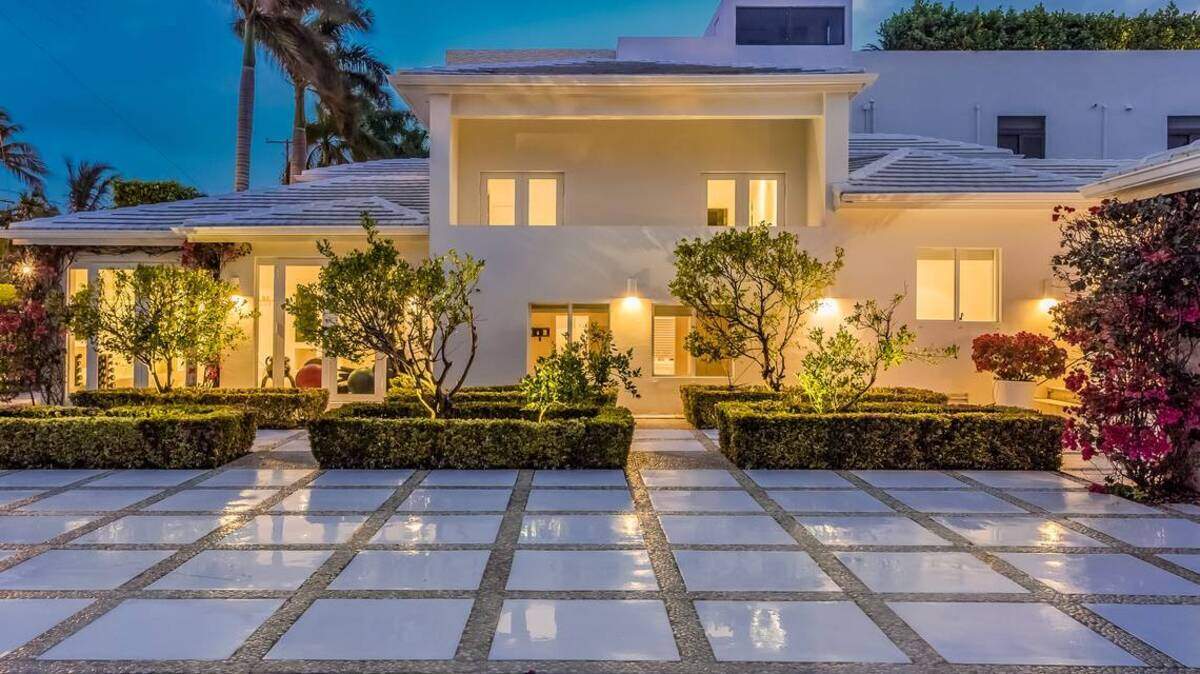 La casa frente al mar, ubicada en 3140 North Bay Road, cuenta con seis dormitorios y 7.5 baños.