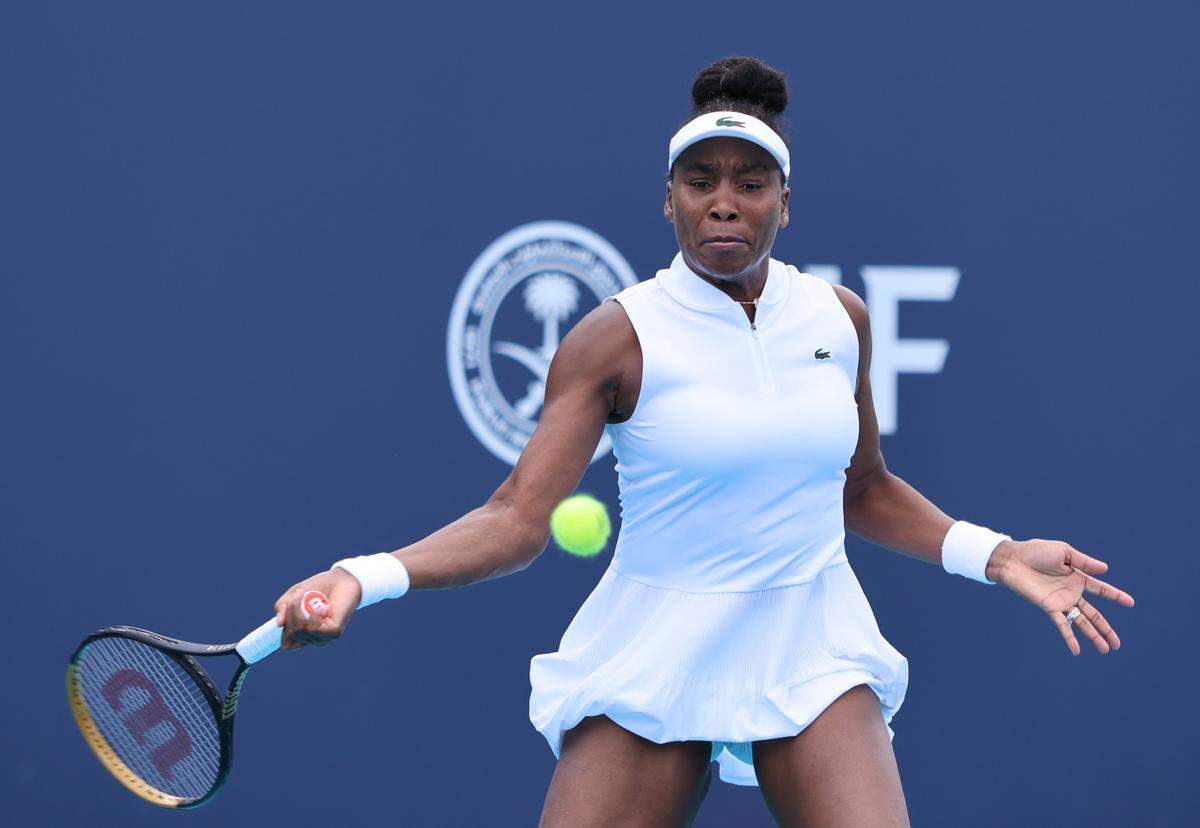 La tenista estadounidense Venus Williams devuelve una pelota ante la británica Francesa Jones, en el partido de la primera ronda del Miami Open celebrado el 19 de marzo de 2026 en Miami Gardens, Florida. 