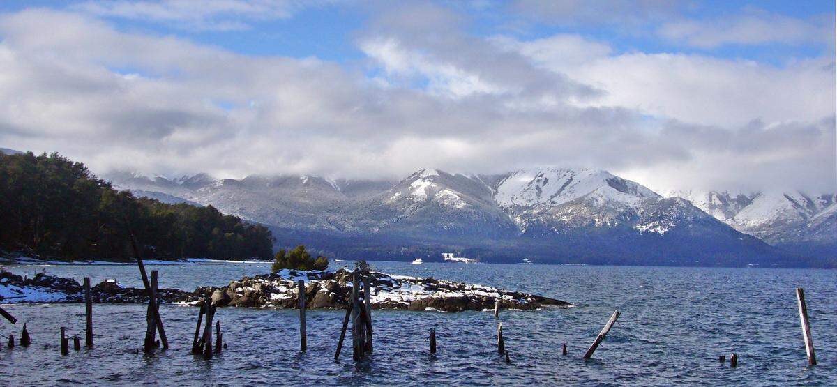 Vista de la orilla de la isla que alberga el Bosque de Arrayanes desde el catamarán que permite recorrer gran parte del lago Nahuel Huapi.