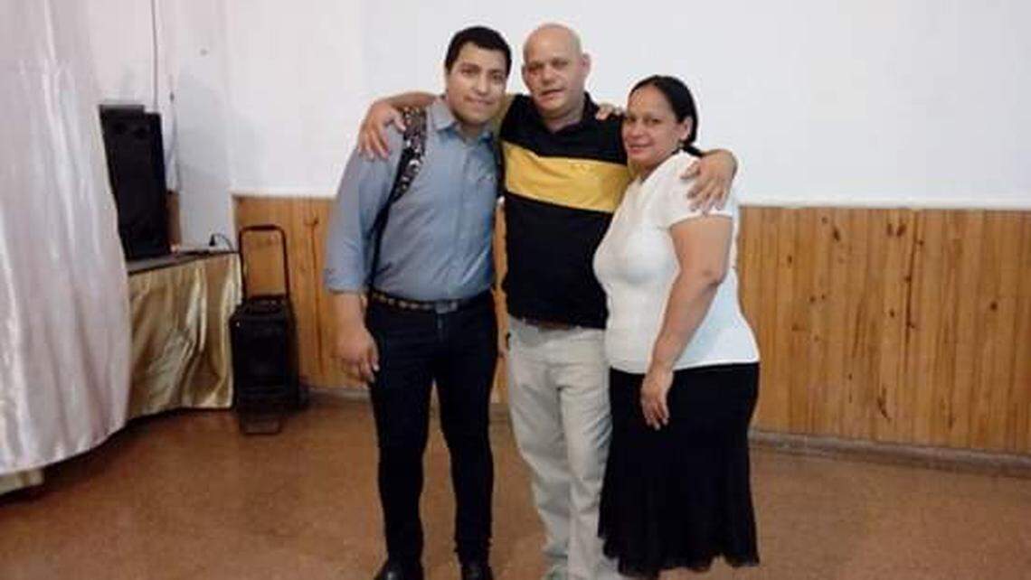 Roylán Hernández Díaz y su esposa Yarelis Gutiérrez Barros durante su travesía para llegar a Estados Unidos.