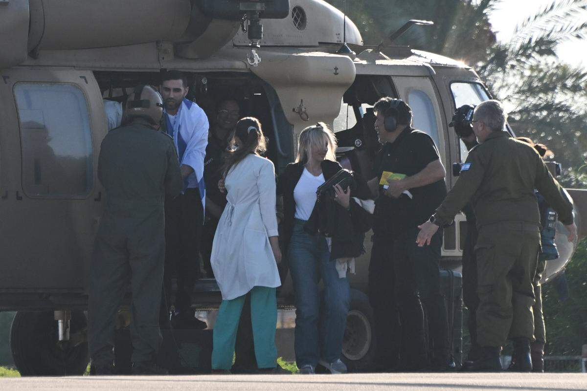 El rehén de Gaza Segev Kalfon desciende de un helicóptero a su llegada al Centro Médico Chaim Sheba en Tel HaShomer, el 13 de octubre de 2025, en Ramat Gan, Israel. El acuerdo de alto el fuego entre Israel y Hamás puso fin a los dos años de guerra que siguieron a los ataques del 7 de octubre de 2023.