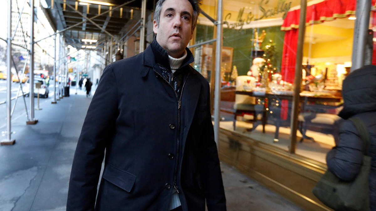 Michael Cohen, ex abogado del presidente Donald Trump, sale de su edificio de apartamentos en Park Avenue, Nueva York, este viernes.