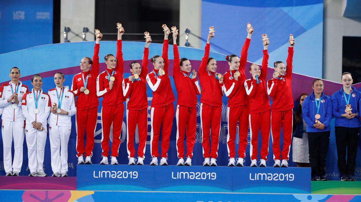 Las atletas de nado sincronizado de Canadá (centro), medalla de oro, México (izq.), plata, y Estados Unidos, bronce, posan en la premiación este miércoles 1ro de agosto de 2019 en los Juegos Panamericanos en Lima, Perú.