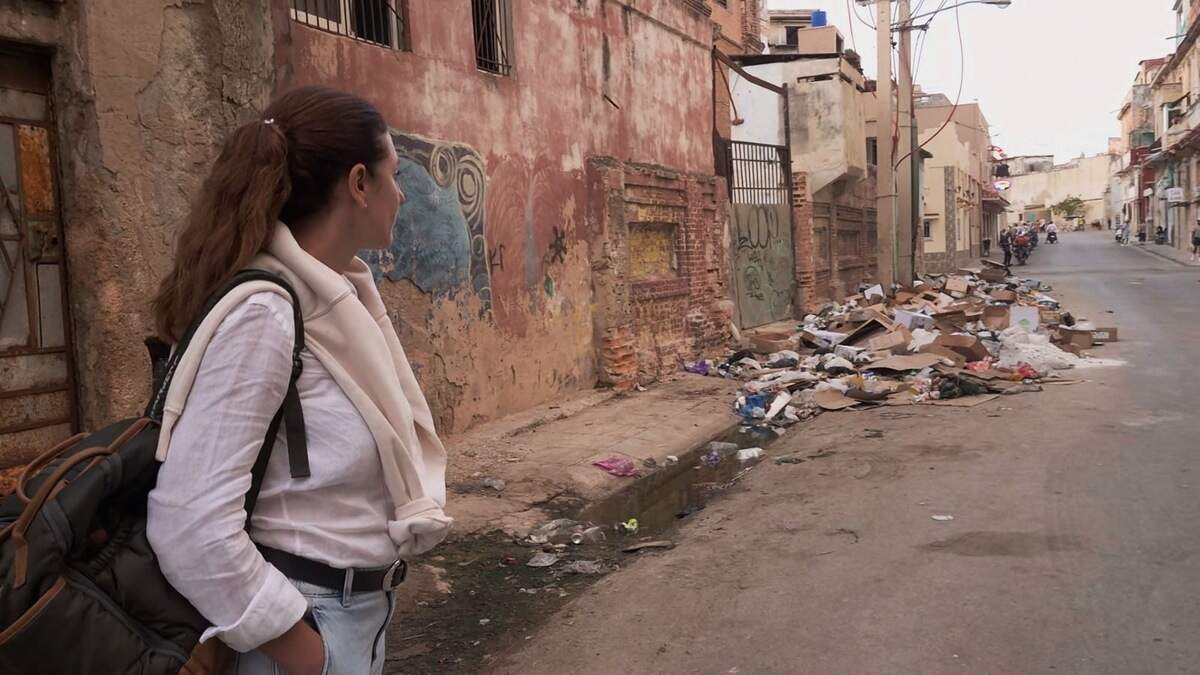 Amoroso y Chaves captaron una Habana vacía de turistas, con las calles repletas de basura y los vecinos en las esquinas, para sobrellevar el calor en la oscuridad.