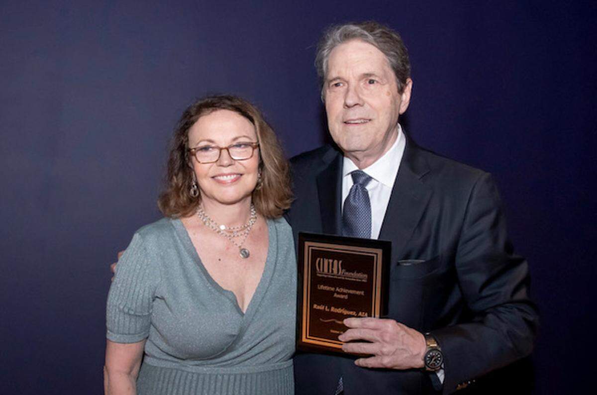 María Elena Prío, de la Junta directiva de la Fundación CINTAS, y el arquitecto Raúl Rodríguez, ganador del Lifetime Achievement Award de la beca Cintas.