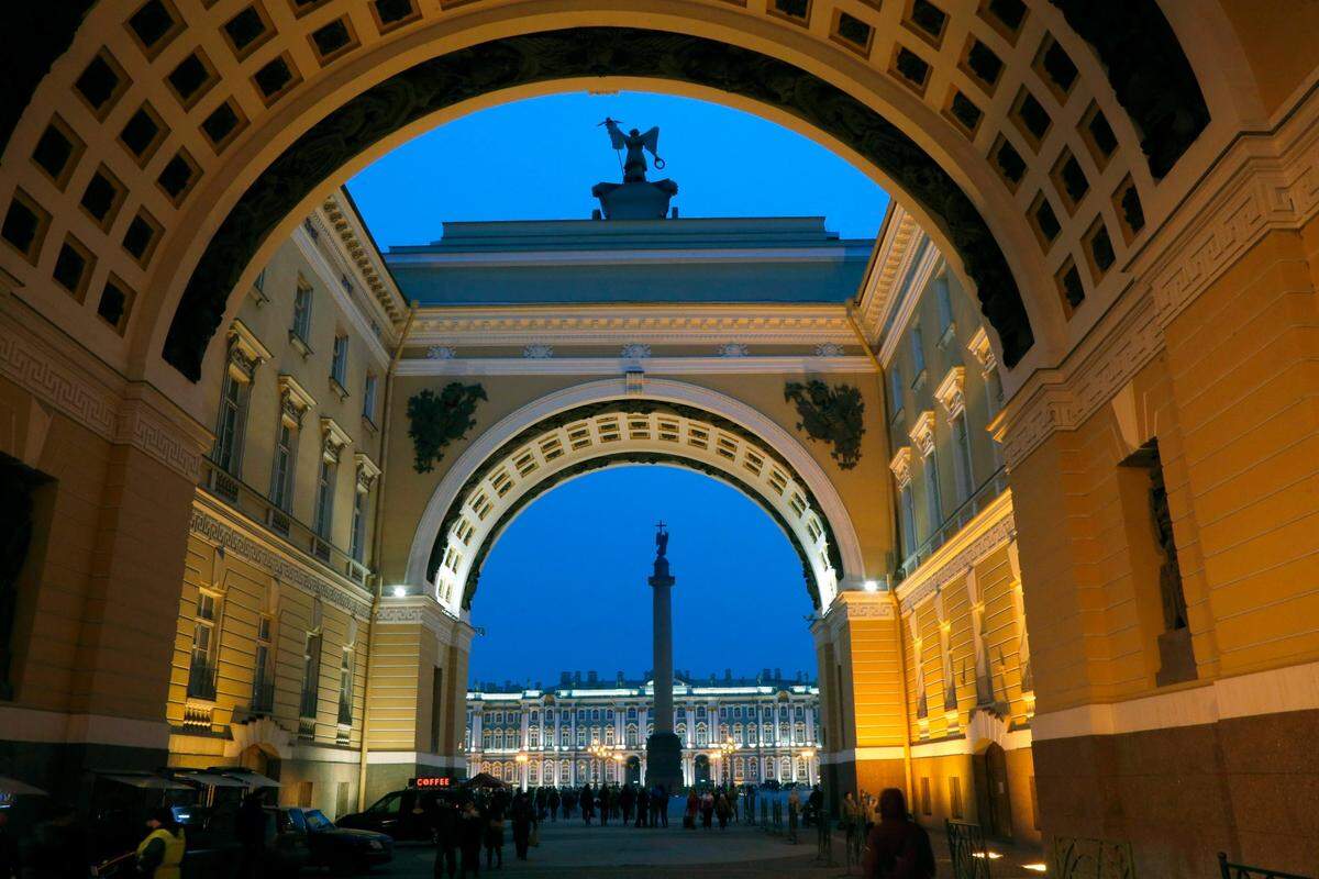 Vista del Museo del Hermitage a través del Arco del Triunfo.