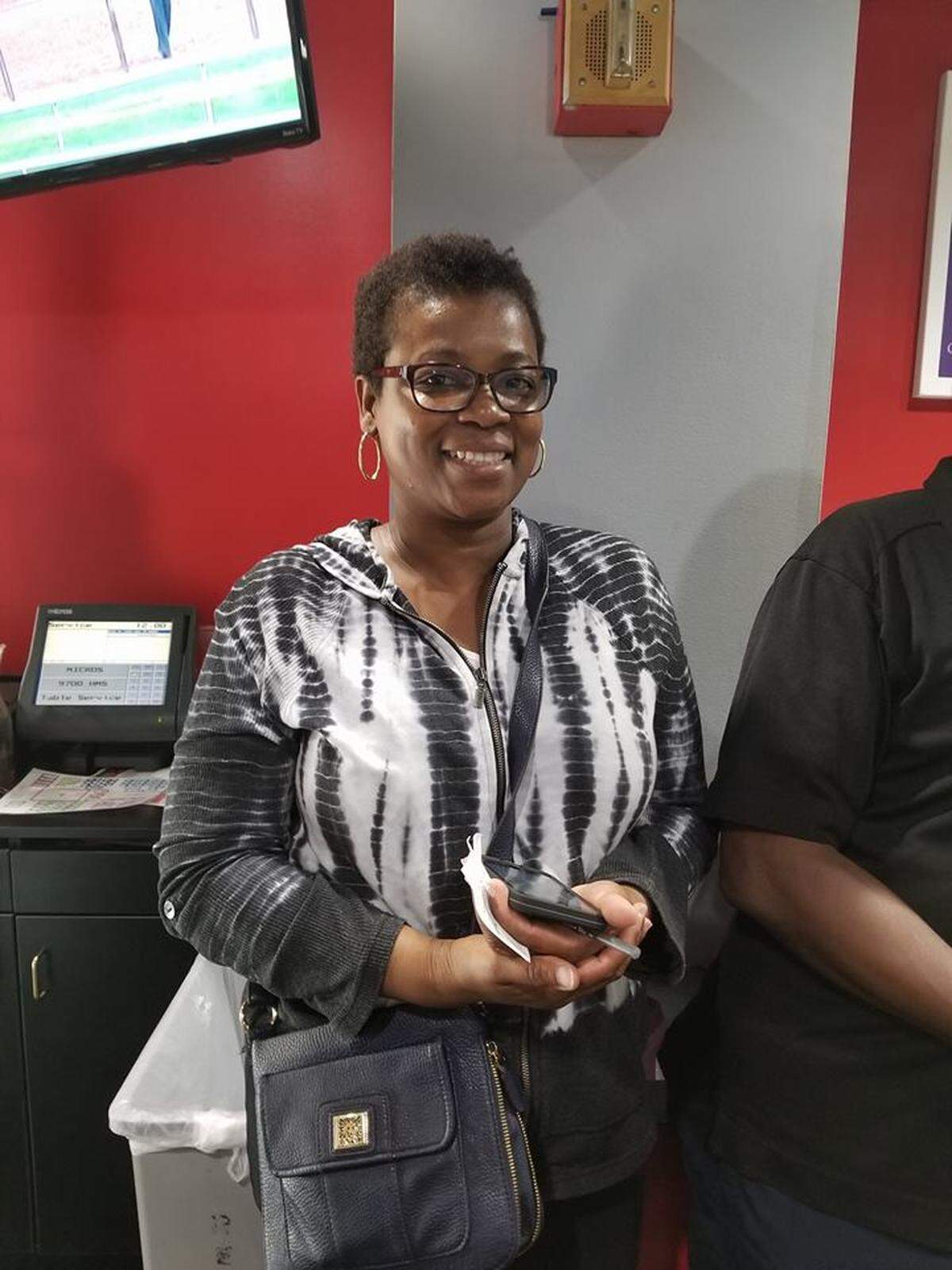 Una mujer de Texas ganó el sábado $1.2 millones en el Derby de Kentucky, pero declinó ser identificada.