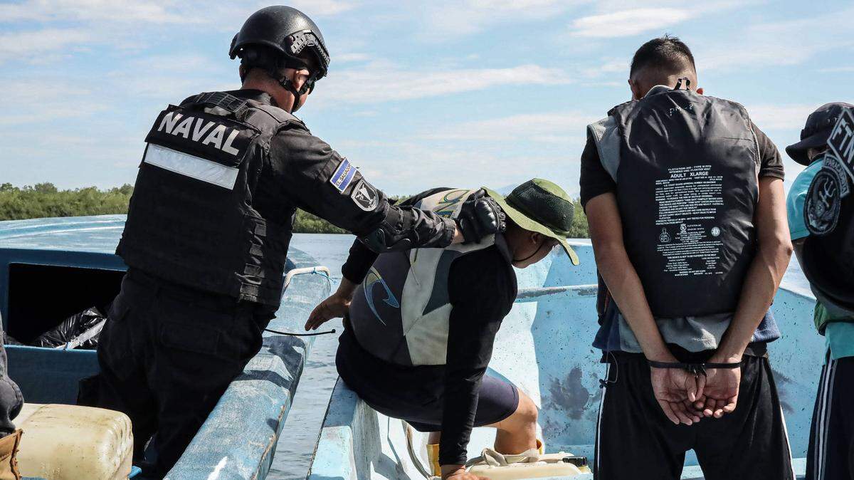 Agentes de la Marina de El Salvador detienen a un grupo de personas que intentaba traficar cocaína en la costa del Pacífico, en Punta San Juan, el 24 de julio de 2023.