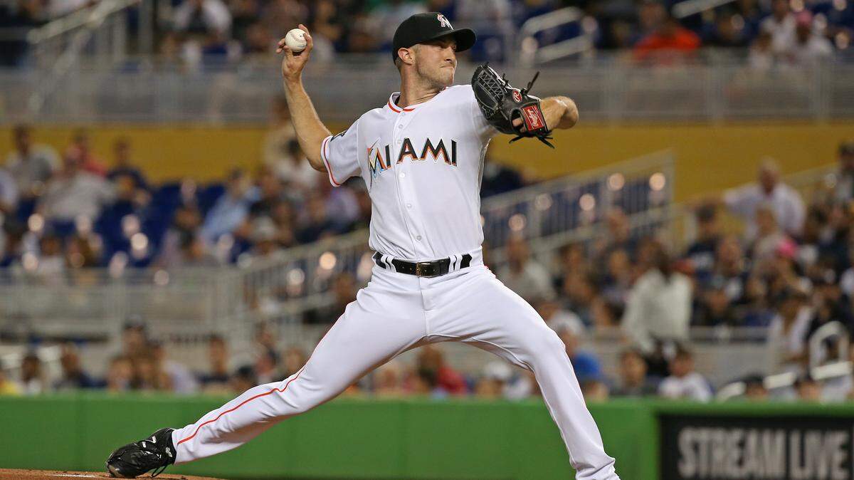 El abridor de los Marlins Trevor Richards lanza en el primer inning del partido ante los Yankees, celebrado el 22 de agosto de 2018 en Miami.