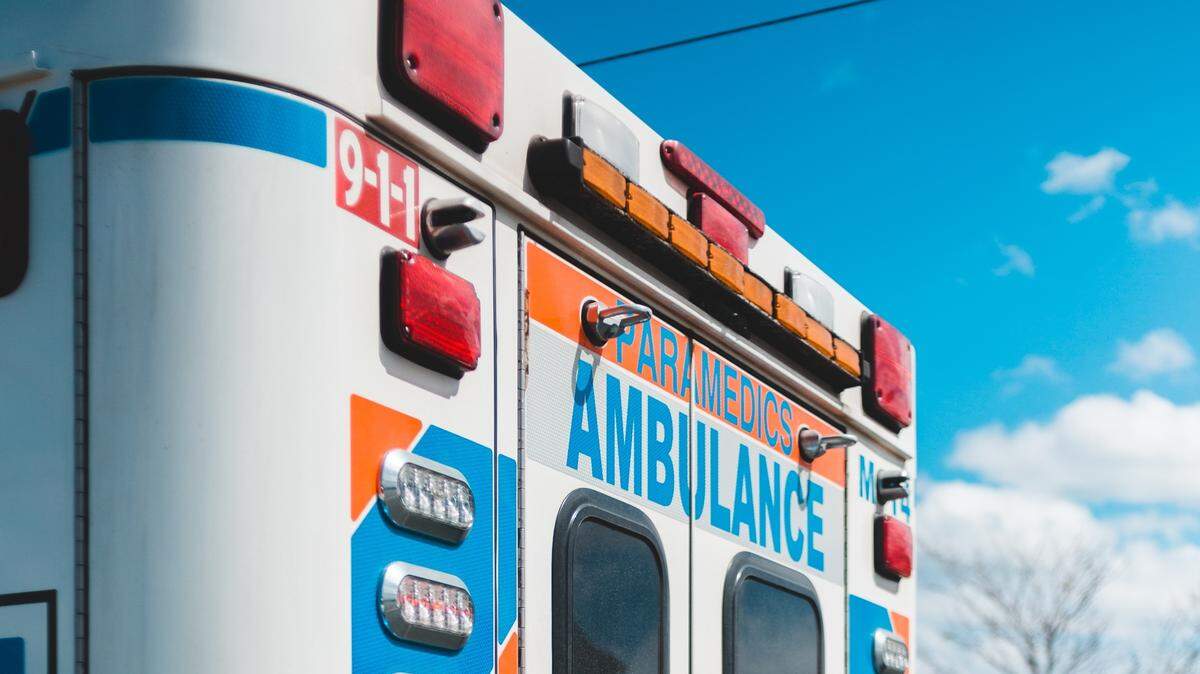 Un camión que transportaba amoniaco anhidro cáustico se volcó en una autopista de Illinois, causando la muerte de 5 personas e hiriendo a otras 5. 