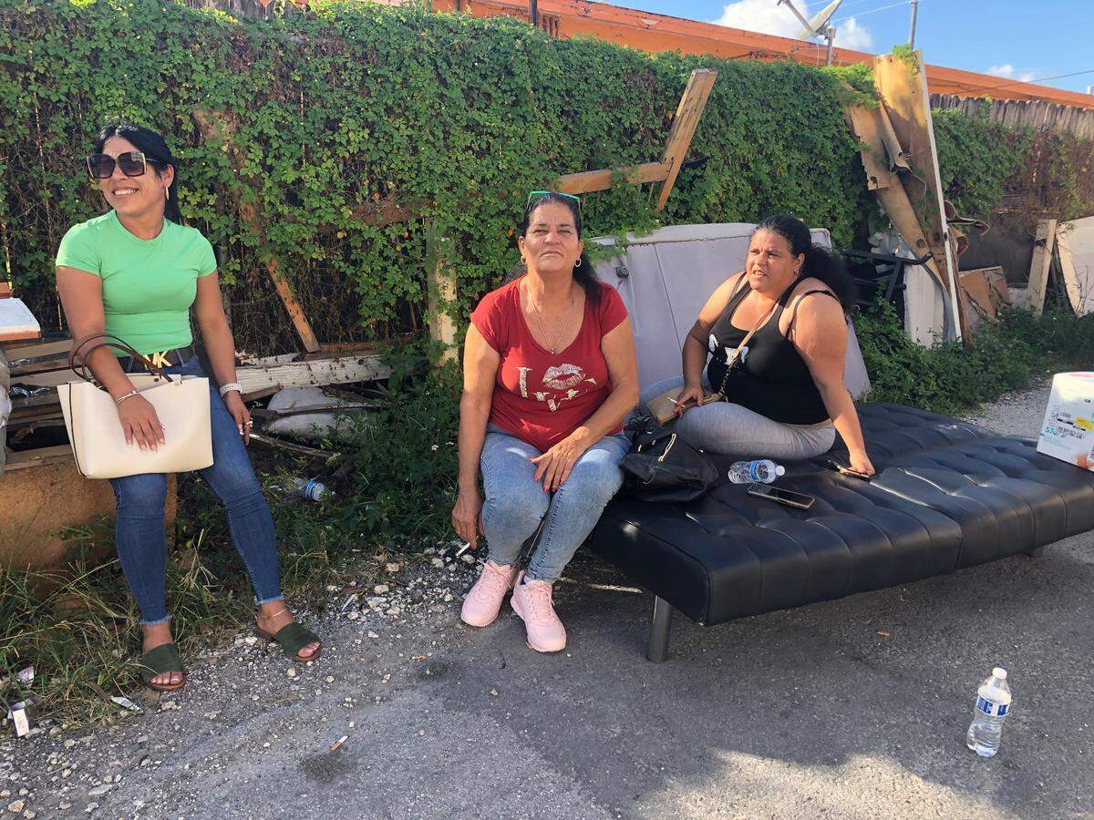 Yanislai Pita, de 37 años, María Magdalena Hernández de 61 años y su hija esperan por el dueño del edificio en 2350 Palm Avenue para poder recoger algunas de sus pertenencias luego de que el lunes 31 de octubre fuese desalojado el edificio por un derrumbe parcial en el pasillo del segundo piso