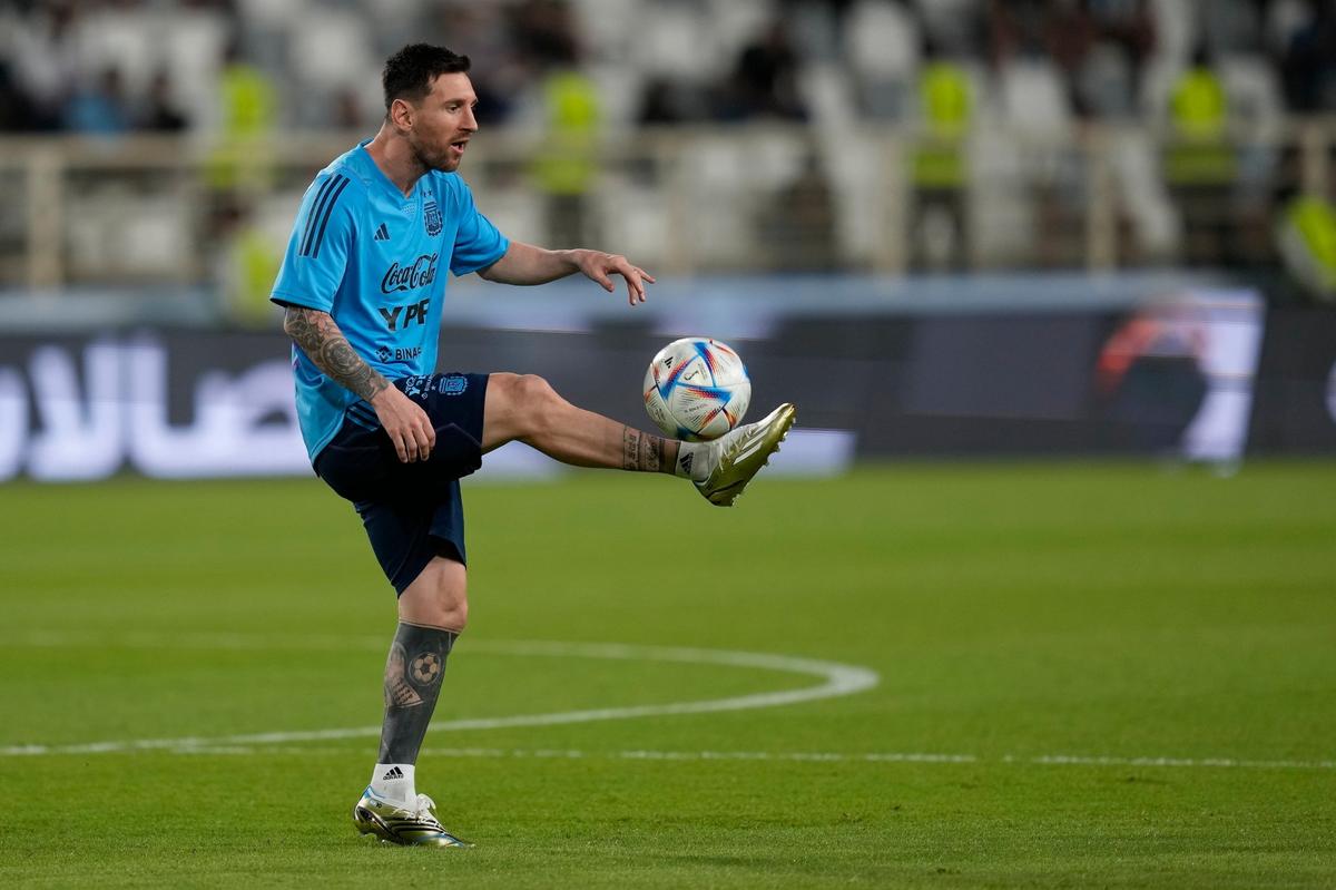 Lionel Messi controla el balón en un entrenamiento con Argentina, el lunes en Abu Dhabi, Emitaros Árabes Unidos.