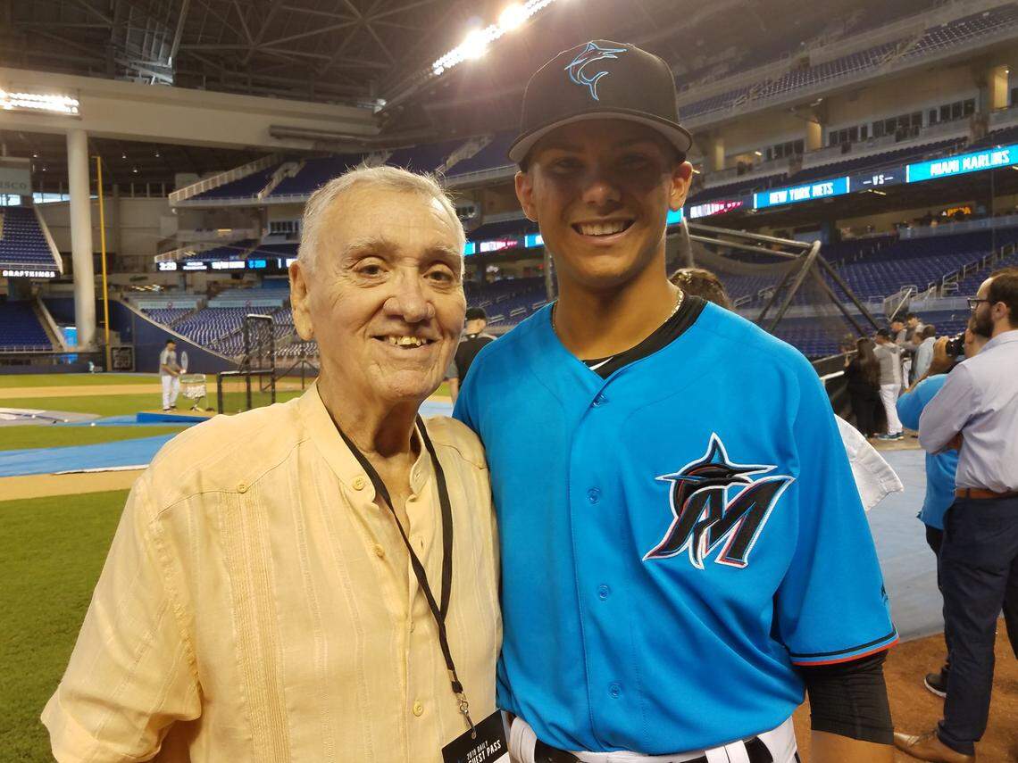 EL MAESTRO Leo Posada con José Salas, prospecto venezolano de los Marlins, el 7 de julio de 2019 en el loanDepot park.