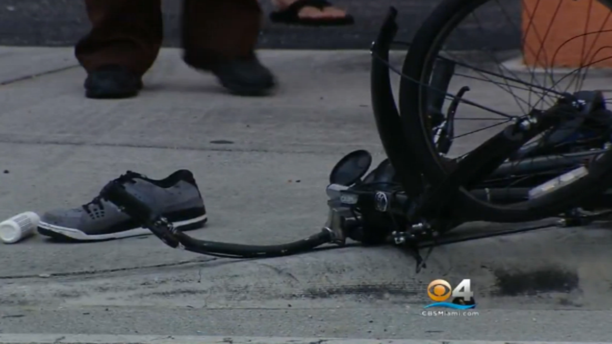 La víctima iba montada sobre una bicicleta motorizada cuando fue atropellada por el autobús público. 