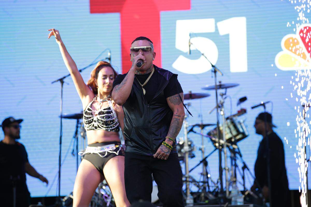 Osmani García es uno de los intérpretes de música urbana que se presenta en el Festival de la Calle Ocho este domingo. En la foto en su show en el mismo evento de la Calle Ocho el 12 de marzo del 2023. EFE / Marlon Pacheco /Sipa USA