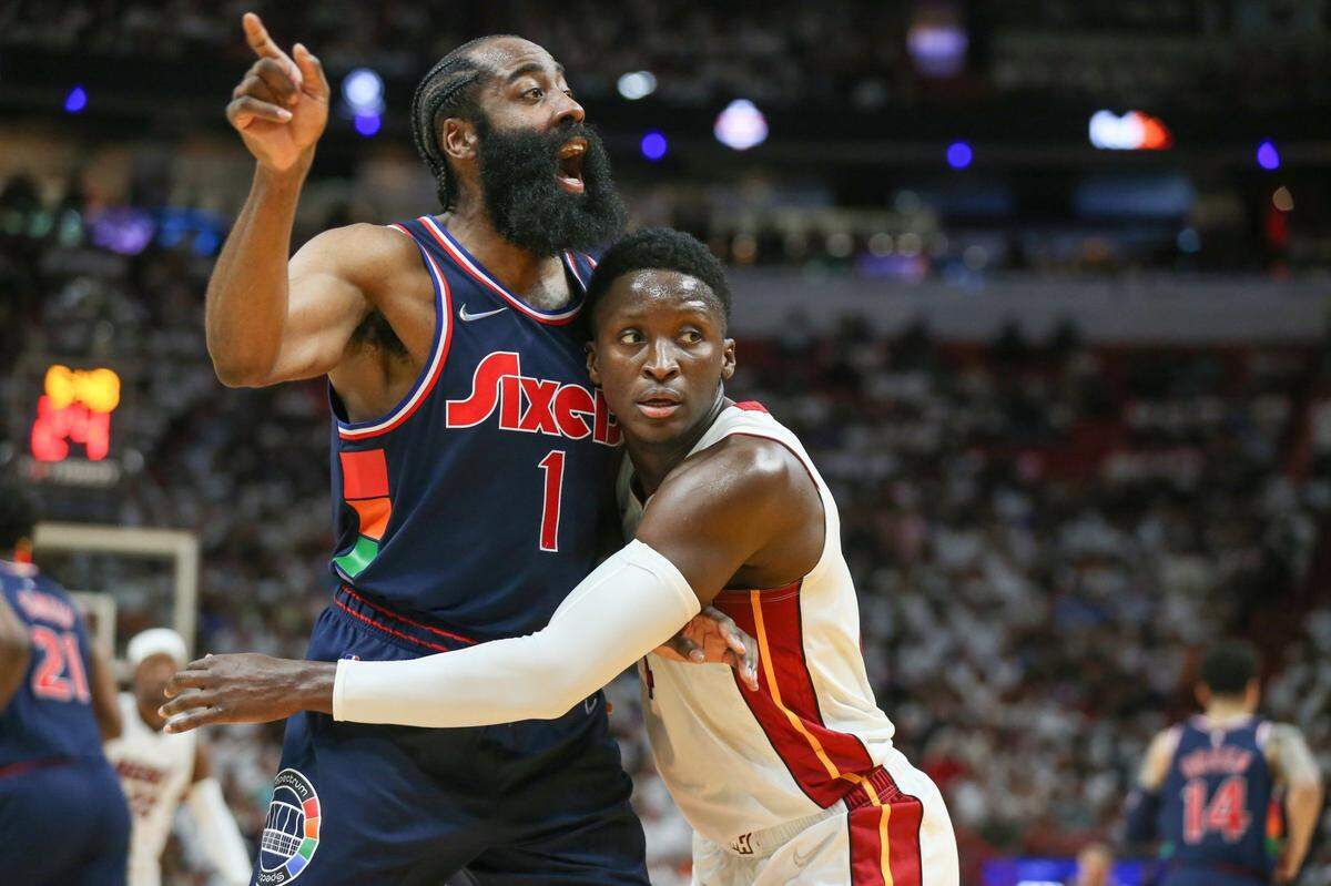 El jugador del Heat Victor Oladipo (der.) marca a la estrella de los 76ers de Filadelfia, en el quinto juego de la serie de segunda ronda celebrado el 10 de mayo de 2022 en Miami.