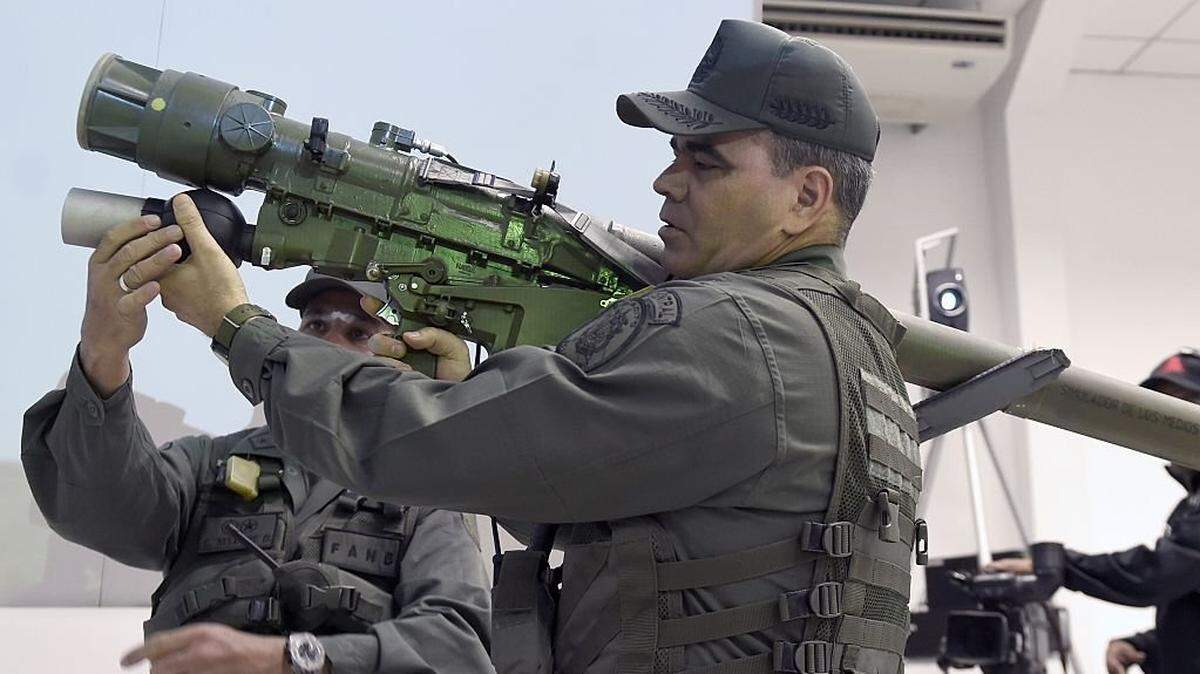 Foto de archivo. El ministro de Defensa venezolano, Vladimir Padrino López, opera un lanzamisiles tierra-aire portátil  Igla-S de fabricación rusa, el 14 de marzo de 2015 en Caracas. 
