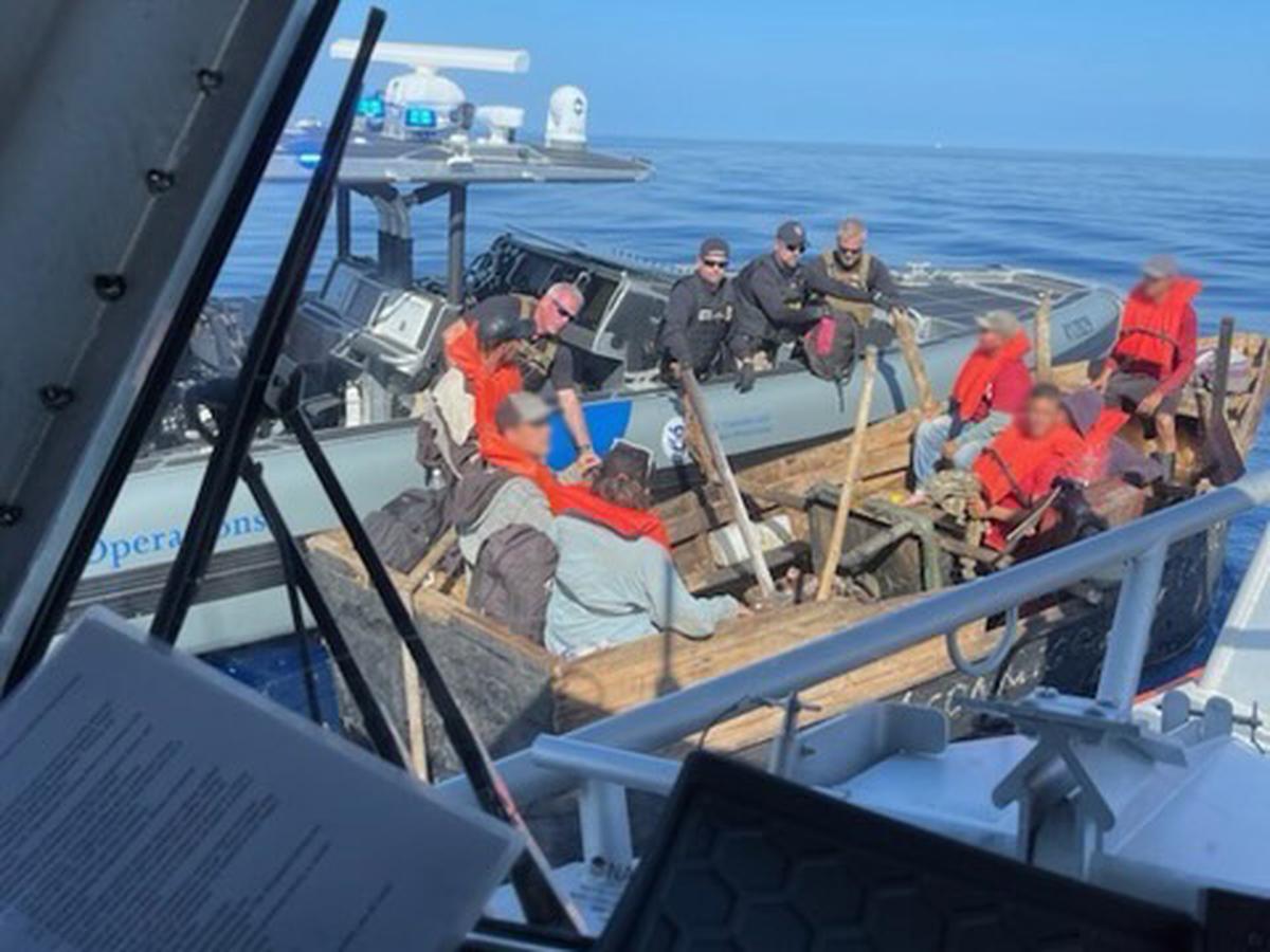 Los guardacostas de EEUU rescatan cuatro migrantes tras zozobrar su bote y transfieron a 59 cubanos a Bahamas y Cuba el 15 de marzo de 2023.