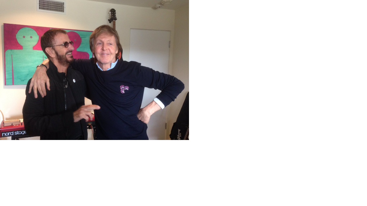 Los legendarios ex-Beatles Ringo Starr y Paul McCartney, en una foto compartida por Ringo el lunes en su cuenta de Twitter. 