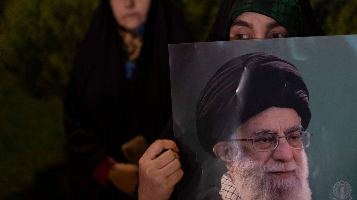 Una manifestante iraní con velo sostiene un retrato del líder supremo de Irán, el ayatolá Ali Jameneí, durante una protesta en Teherán, Irán, el 28 de septiembre de 2024, para condenar un ataque aéreo israelí contra Líbano. 