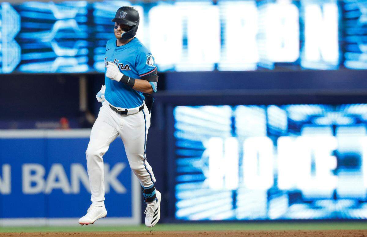 El tercera base de los Marlins Connor Norby recorre las bases tras pegar un jonrón en el primer inning del partido ante los Filis de Filadelfia, celebrado el 8 de septiembre de 2024 en Miami.