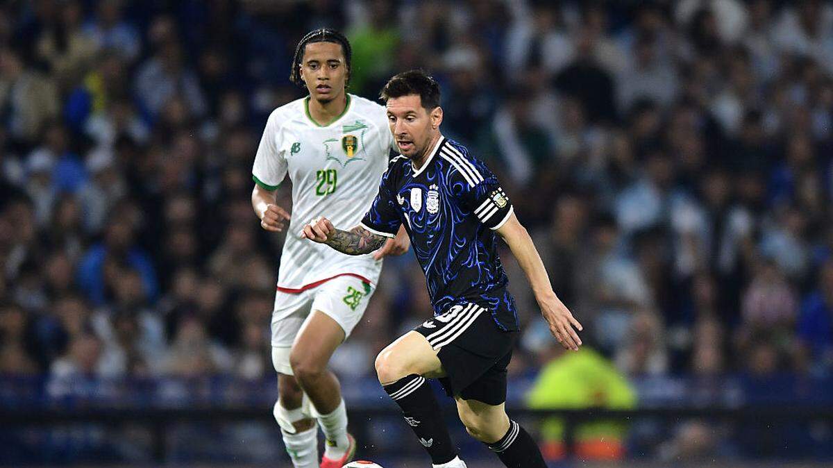 El astro de Argentina Lionel Messi conduce el balón ante la marca de Oumar Ngom, de Mauritania, en el partido amistoso celebrado el 27 de marzo de 2026 en el estadio La Bombonera, en Buenos Aires. 