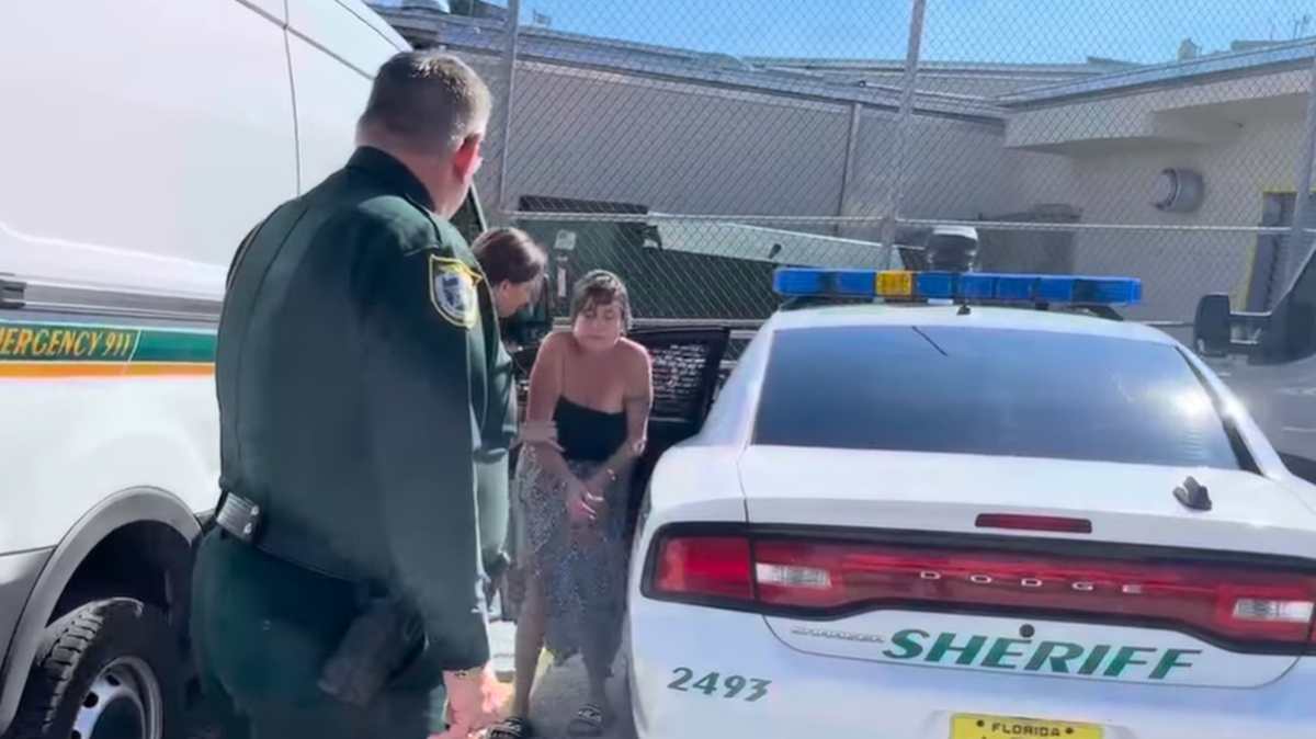 En captura de video de la publicación hecha en Facebook por la oficina del Sheriff del condado de Brevard, se muestra a la acusada de apuñalar y matar a la mascota de su esposo en venganza.