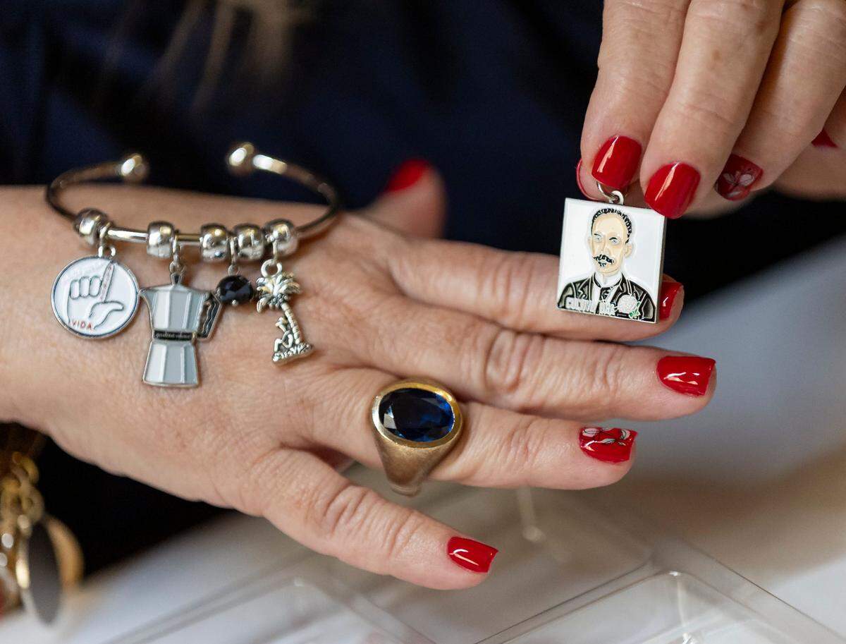La cafetera italiana, que los cubanos usan para hacer café, fue el primer dije que diseñó Flor María para su firma de accesorios Fortuna Cubana.
