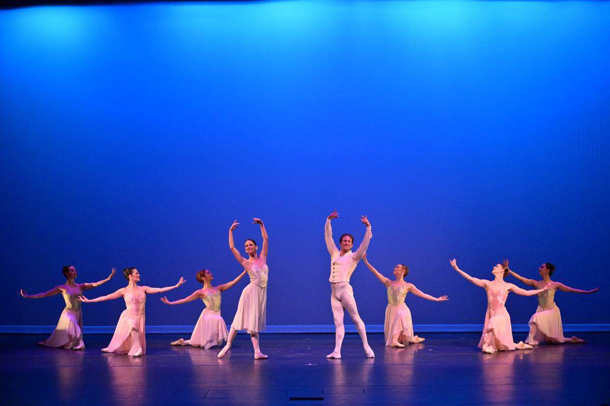 Los bailarines de Dimensions Dance Theatre of Miami (DDTM) interpretan “Chopin Variations” del coreógrafo Samuel Kurkjian.
