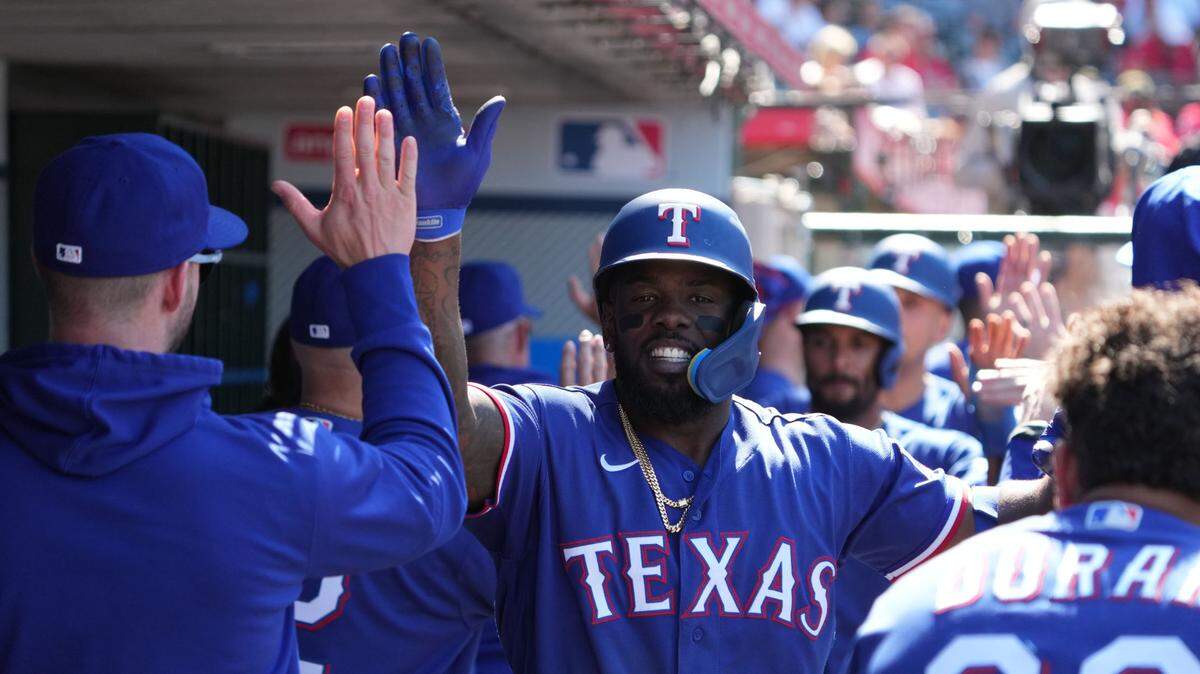 El bateador designado de los Rangers de Texas Adolis García recibe felicitaciones de sus compañeros de equipo tras pegar un jonrón de tres carreras en el séptimo inning del partido ante los Angelinos, celebrado el 7 de mayo de 2023 en Los Angeles.