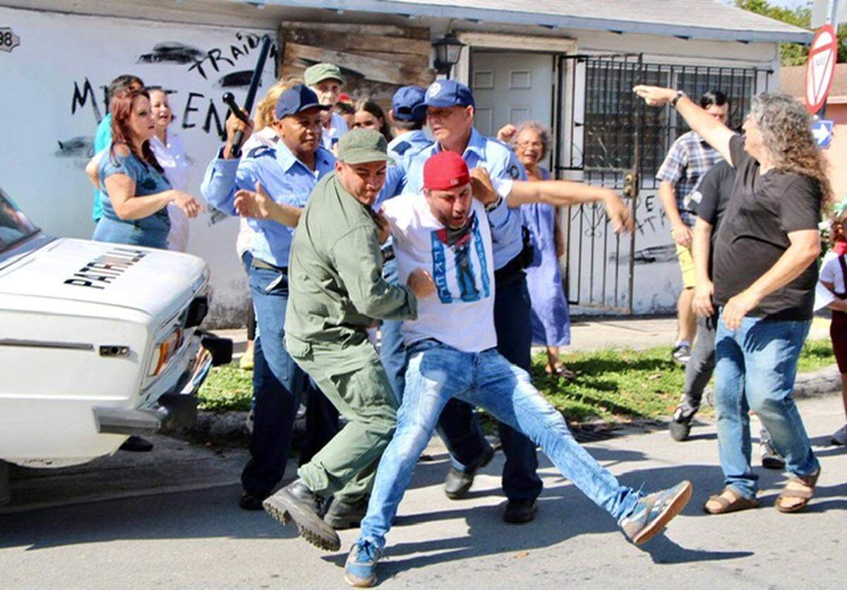 Una escena del filme de humor negro ‘El Caballo’, que aborda la escasez y represión en Cuba, se filmó en Miami con elenco y dirección de actores cubanos.
