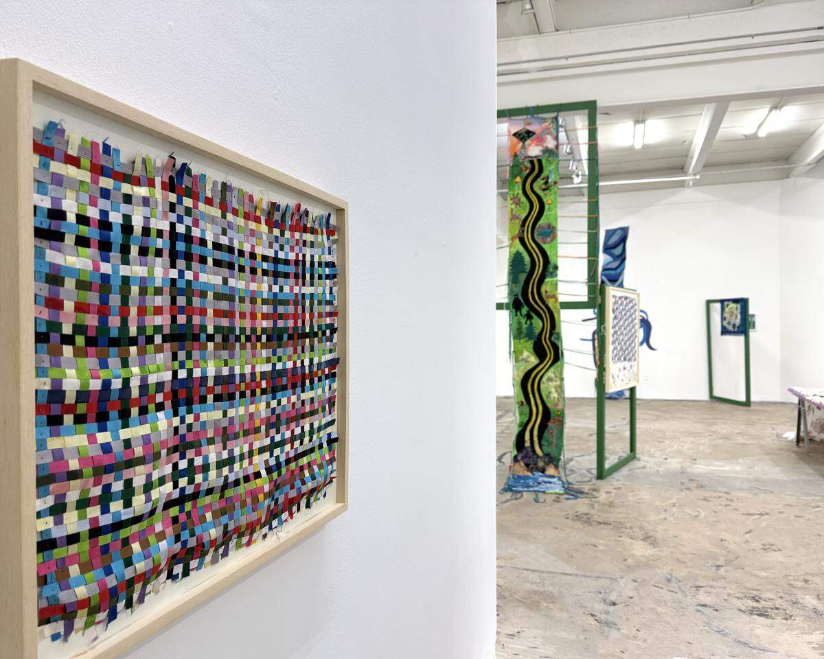 “Laura Marsh and Inés Raiteri: Labyrinth of Thread” es una nueva exposición en Dot Fiftyone Gallery que presenta obras de las artistas textiles Laura Marsh (Estados Unidos) e Inés Raiteri (Argentina). La muestra estará abierta hasta el 13 de agosto de 2025. En la imagen: “All days One Day”, obra de la artista argentina Inés Raiteri. 