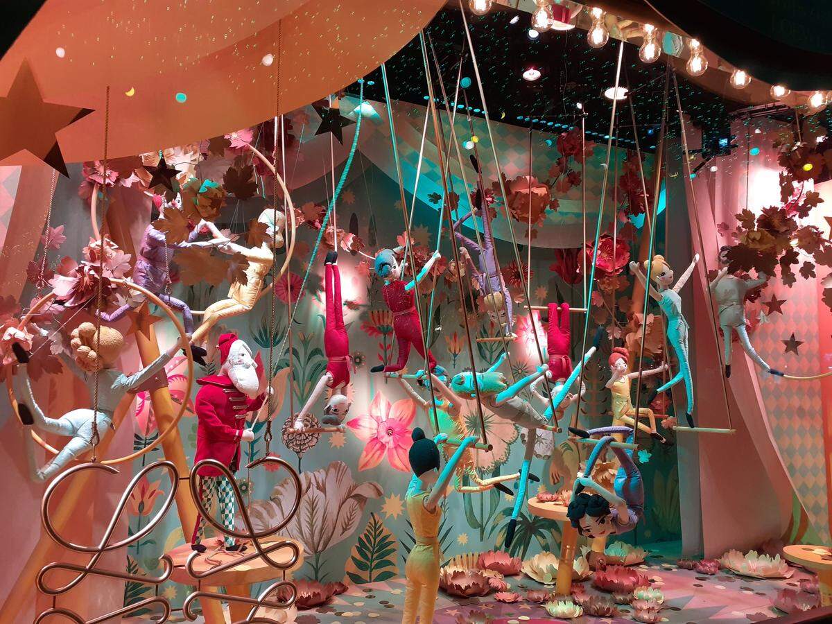 Vitrina de Navidad con marionetas, Galeries Lafayette, París, Navidad 2022