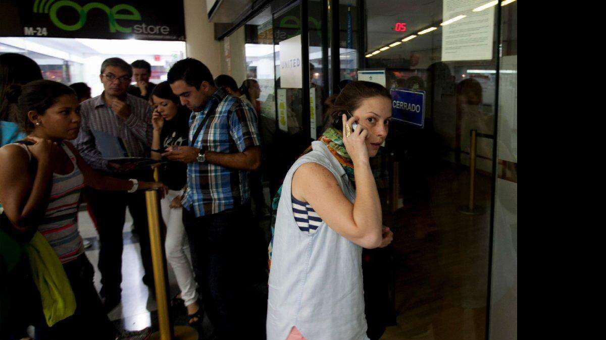 Comprar pasajes al exterior se ha convertido en una difícil empresa para los venezolanos.