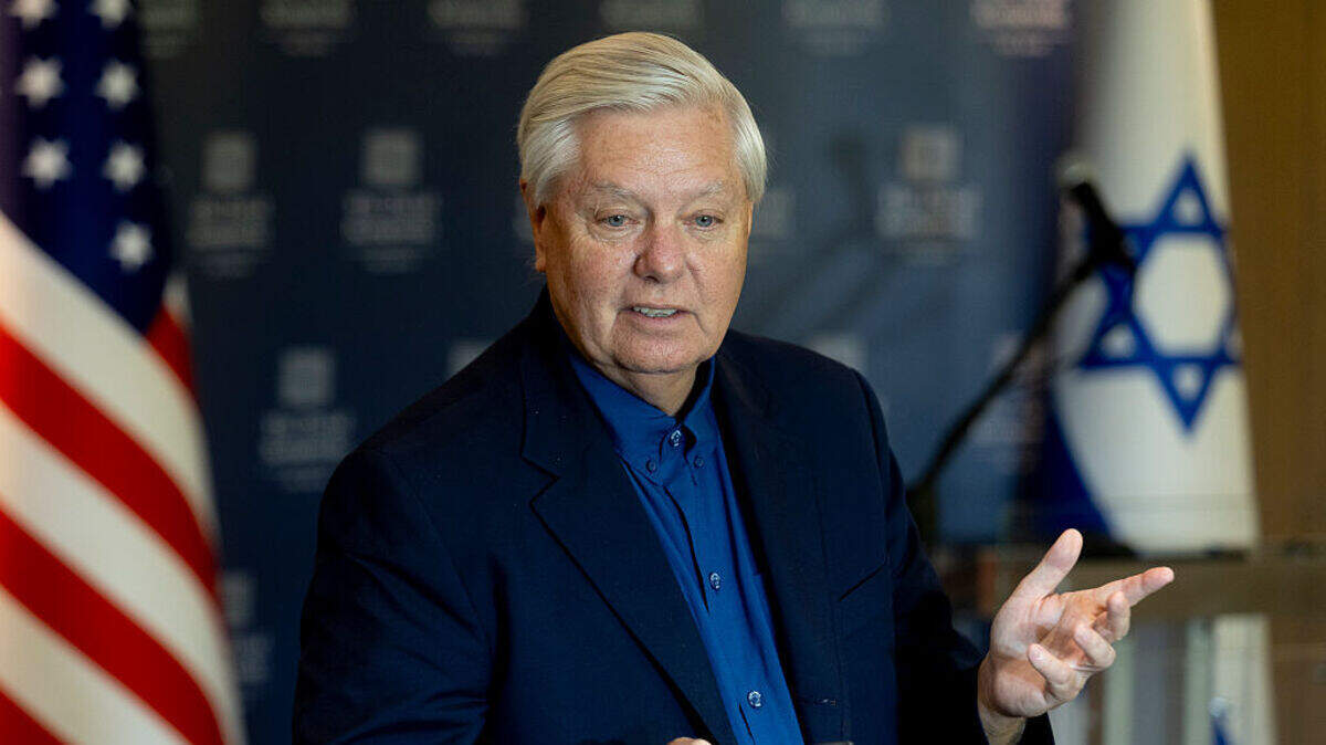 Foto de archivo del senador republicano Lindsey Graham (Carolina del Sur), ofreciendo una conferencia de prensa durante su visita a Tel Aviv, Israel, el 28 de agosto de 2025.