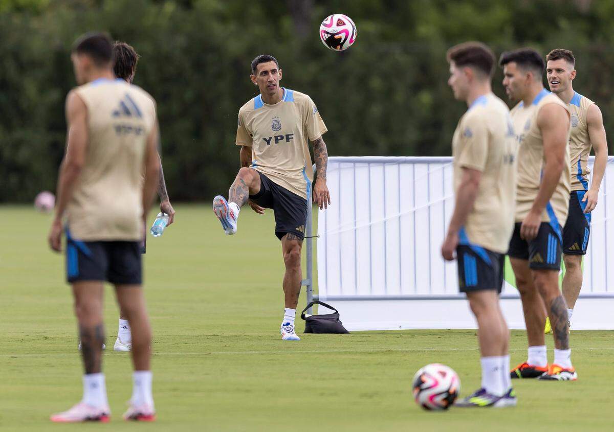 El mediocampista Ángel Di María (centro) patea la pelota en una práctica con la selección de Argentina en las instalaciones del Inter Miami, el 5 de junio de 2024 en Fort Lauderdale.