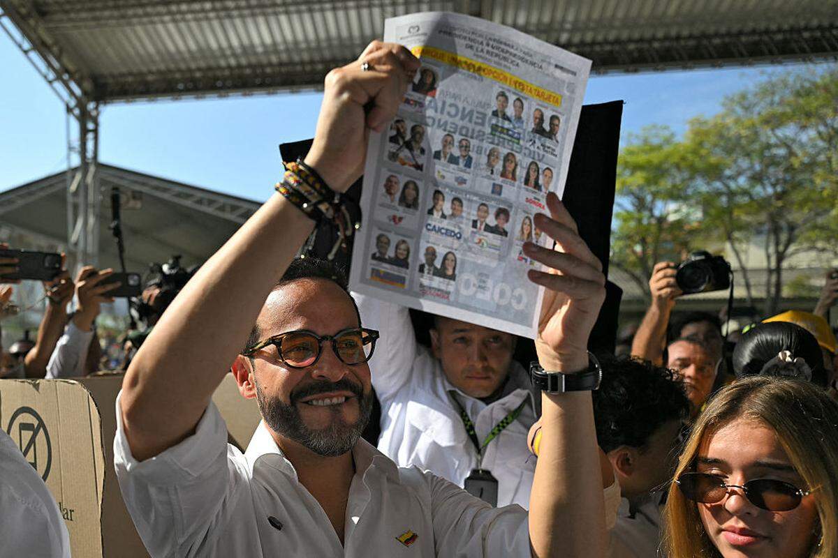 El candidato del movimiento Defensores de la Patria, Abelardo de la Espriella, muestra su papeleta al emitir su voto en un centro electoral durante las elecciones presidenciales en Colombia, el 31 de mayo de 2026 en Barranquilla. 