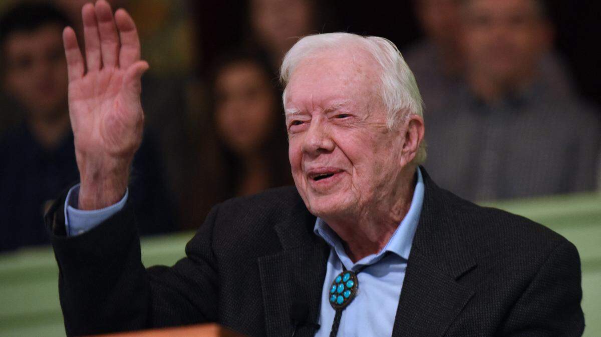 En esta foto de archivo, el expresidente estadounidense Jimmy Carter saluda a la congregación antes de dar clases en la escuela dominical en la Iglesia Bautista Maranatha en su ciudad natal de Plains, Georgia, el 28 de abril de 2019. 
