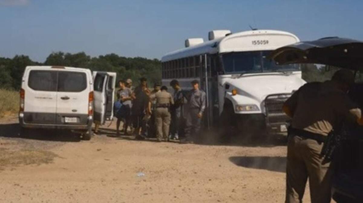 Inmigrantes que se entregaron a agentes de la patrulla fronteriza son procesados para ser transportados a un centro de detención en Eagle Pass, Texas, el 14 de julio de 2023.