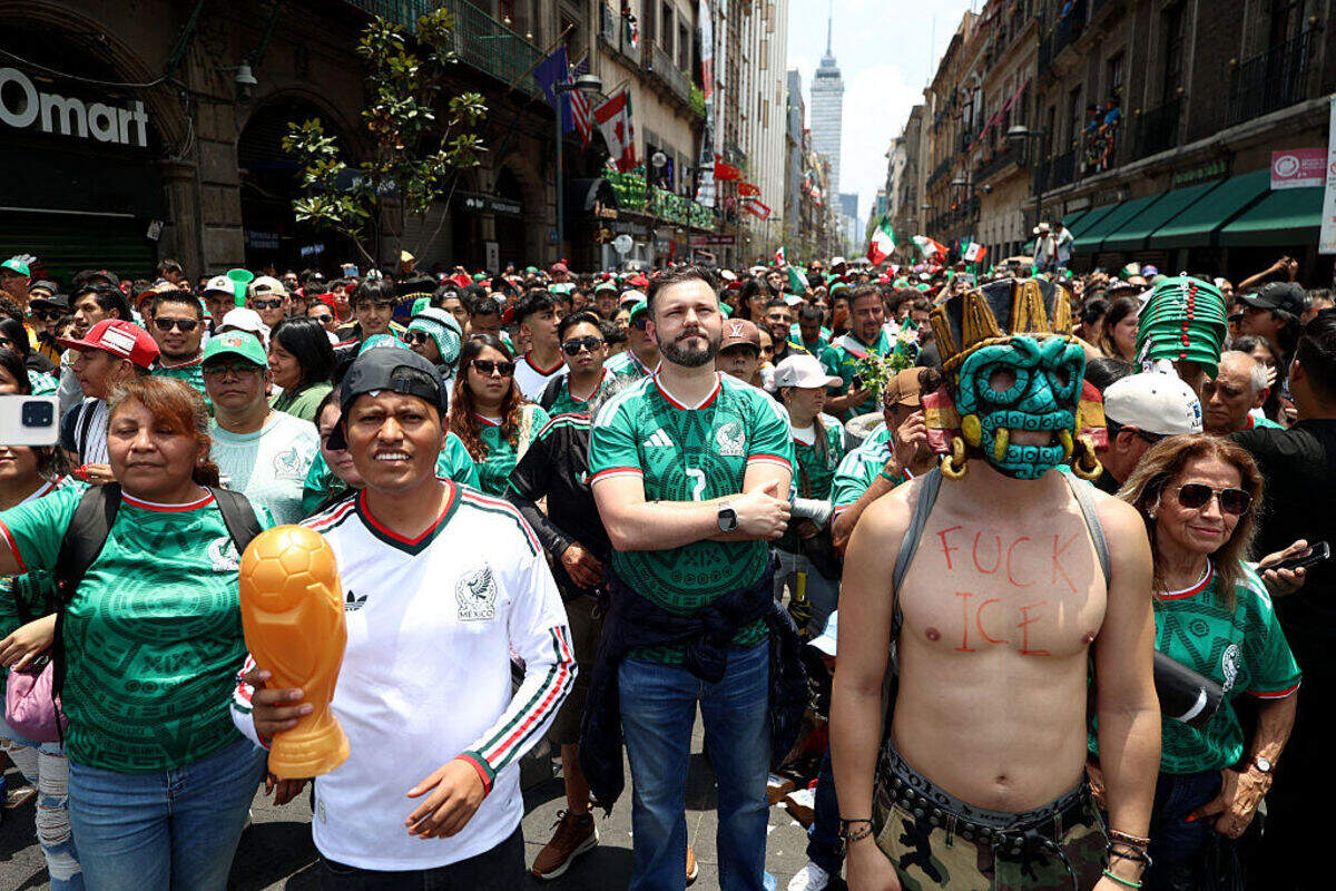 Miles de fanáticos miran el partido entre México y Sudáfrica, del Grupo A de la Copa Mundial FIFA 2026, en el Fan Festival del Zócalo, el jueves 11 de junio de 2026 en Ciudad de México.