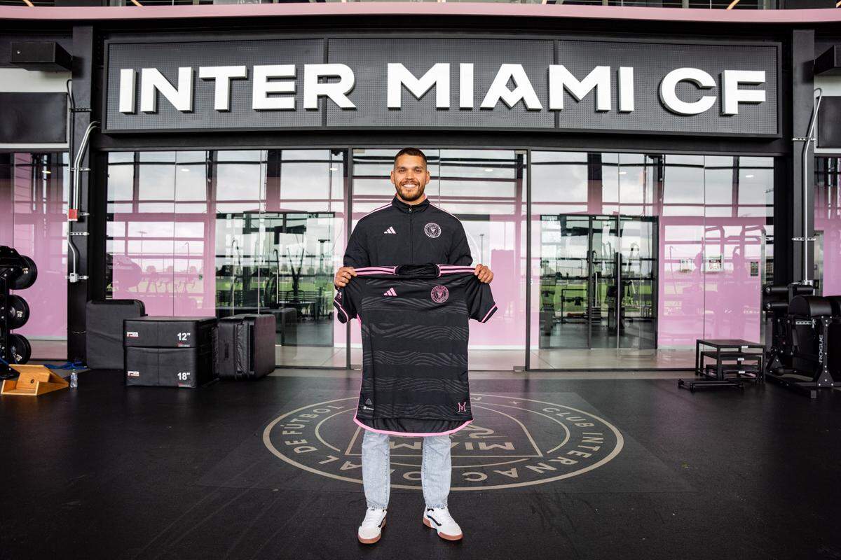 El defensa argentino Nicolás Freire posa con la camiseta del Inter Miami CF  este martes 23 de enero de 2024 en las instalaciones del club en Fort Lauderdale.