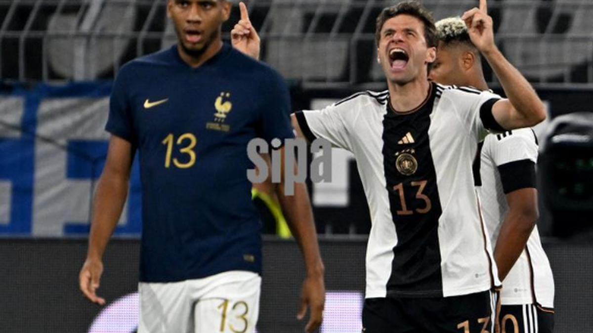 Thomas Muller (der.) anotó el primer gol del triunfo de Alemania 2-1 ante Francia, en un partido amistoso celebrado el 12 de septimebre de 2023 en Dortmund.