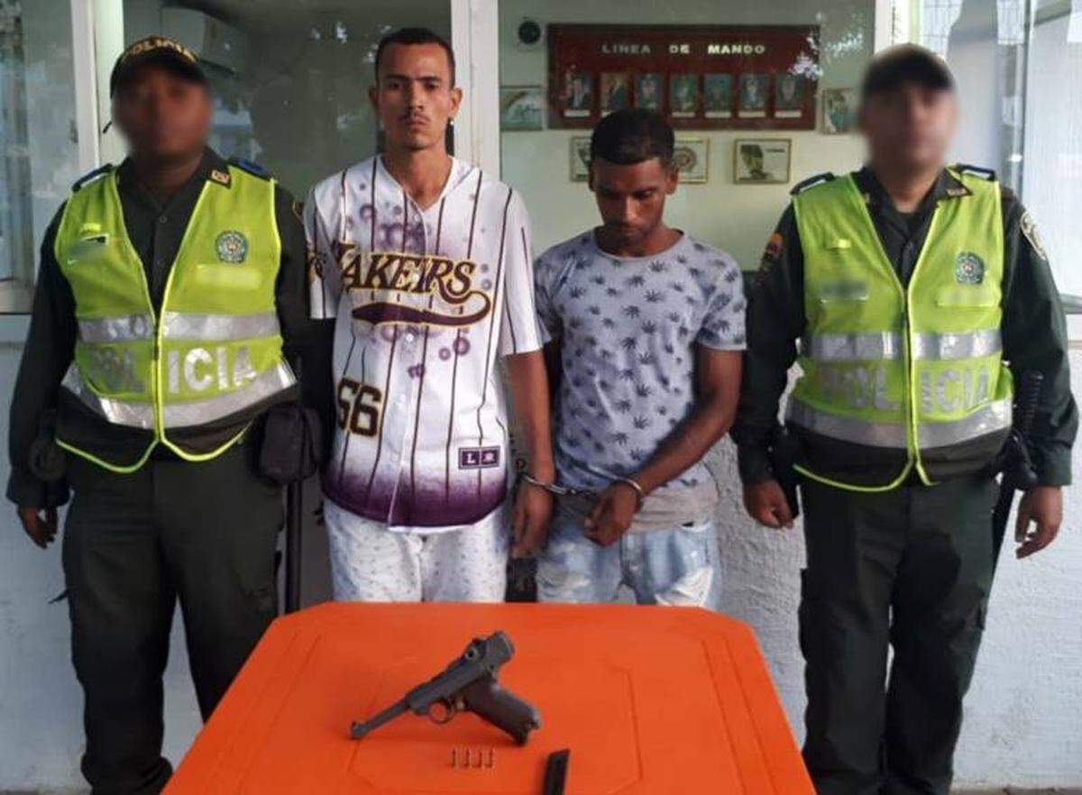 Juan Camilo Mengual y Jorge David Garcés fueron detenidos por la Policía de Cartagena, Colombia, por presuntamente intentar robar una tienda de ropa deportiva.