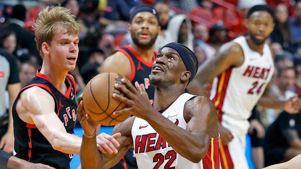 El jugador del Heat Jimmy Butler entra al aro ante la marca de Gradey Dick, de los Raptors de Toronto, en el partido celebrado el 14 de abril de 2024 en Miami.