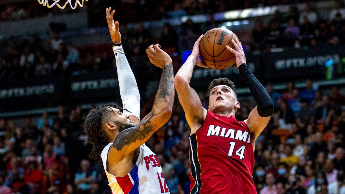 El jugador del Heat Tyler Herro (der.) tira al aro ante la marca de Isaiah Livers, de los Pistons de Detroit, en el partido celebrado el 15 de marzo de 2022 en Miami.