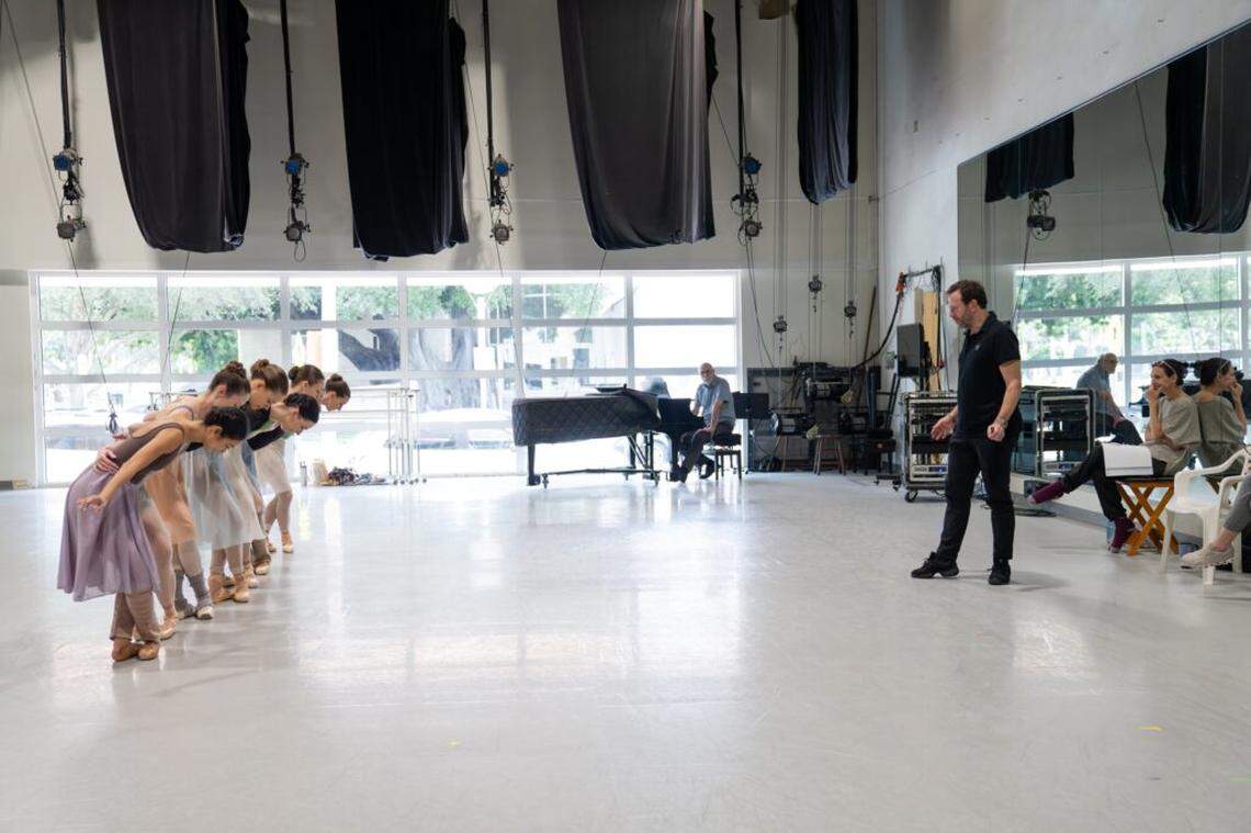 Alexei Ratmansky analiza la veneración de las bailarinas hacia la música de Strauss durante un ensayo de su obra “Rosas del Sur, Tres Valses para Toby”. 