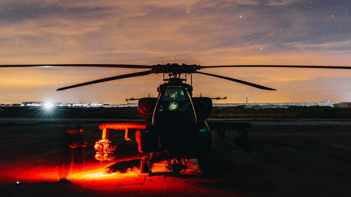 En esta foto distribuida, tomada en una ubicación no revelada, un helicóptero de ataque AH-64 Apache del Ejército de EEUU se prepara para apoyar la Operación Hawkeye Strike en el área de responsabilidad del Comando Central de EEUU, el 19 de diciembre.